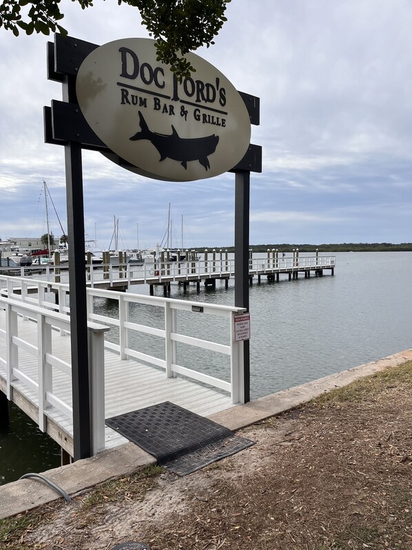 Un quai avec une enseigne indiquant l’emplacement du bar-restaurant Doc Ford’s Rum Bar & Grille.