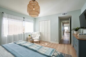 3 chambres, fer et planche à repasser, lit de bébé portatif