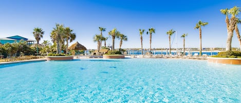 Een binnenzwembad, een buitenzwembad