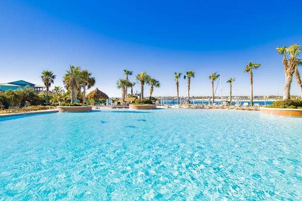 Una piscina techada, una piscina al aire libre