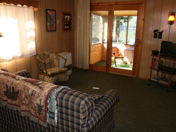 Living area - Journeys End Lodging Cabins (Long Lake)