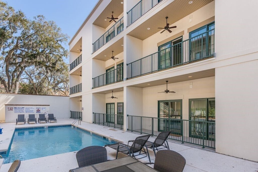 One bedroom condo w/ pool in the SSI Village area Unit 2206