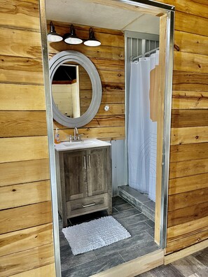 Combined shower/tub, towels, soap, toilet paper