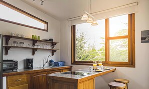 Fridge, microwave, stovetop, coffee/tea maker - Cute and Bright Paloverde Suite! (Puerto Ayora)