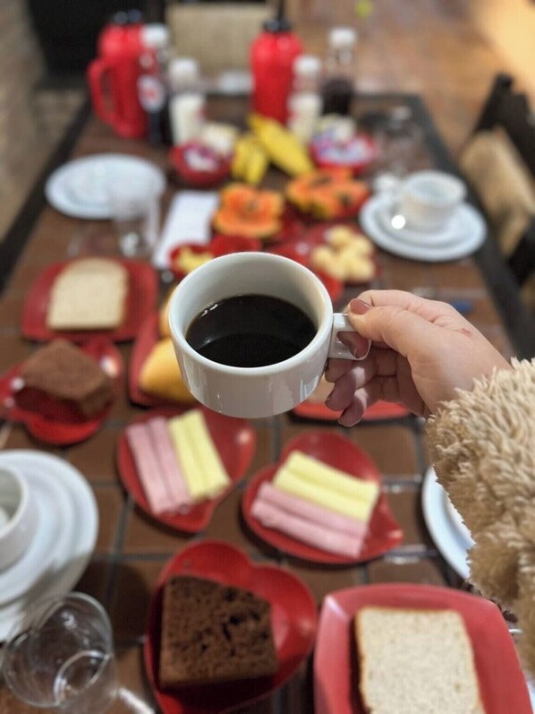 Una mesa con diversos alimentos y una taza de café.