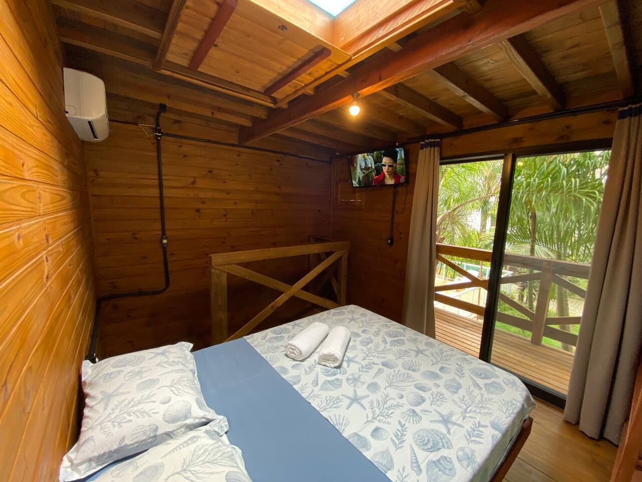 Duplex romântico | Individualmente mobiliados, cortinas blackout, berços grátis