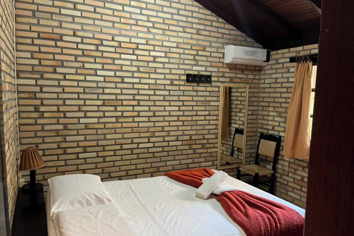 Family House | Blackout drapes, cribs (free), WiFi (free), individually furnished