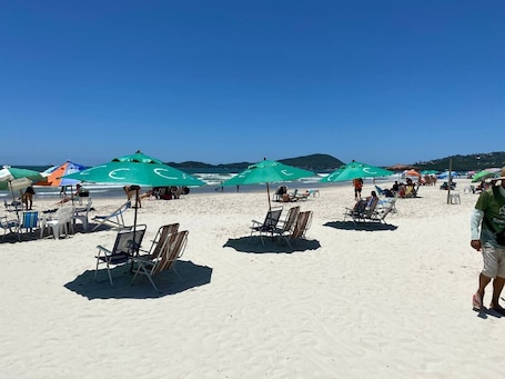 Una playa cerca, arena blanca, 3 bares en la playa