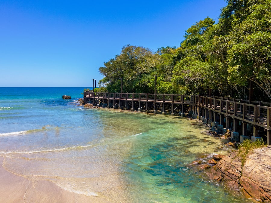 Vlak bij het strand, wit zand, 3 strandbars