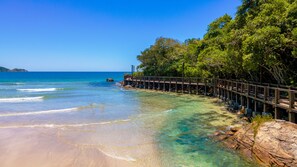 Una playa cerca, arena blanca, 3 bares en la playa