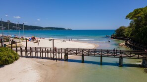 Una playa cerca, arena blanca, 3 bares en la playa