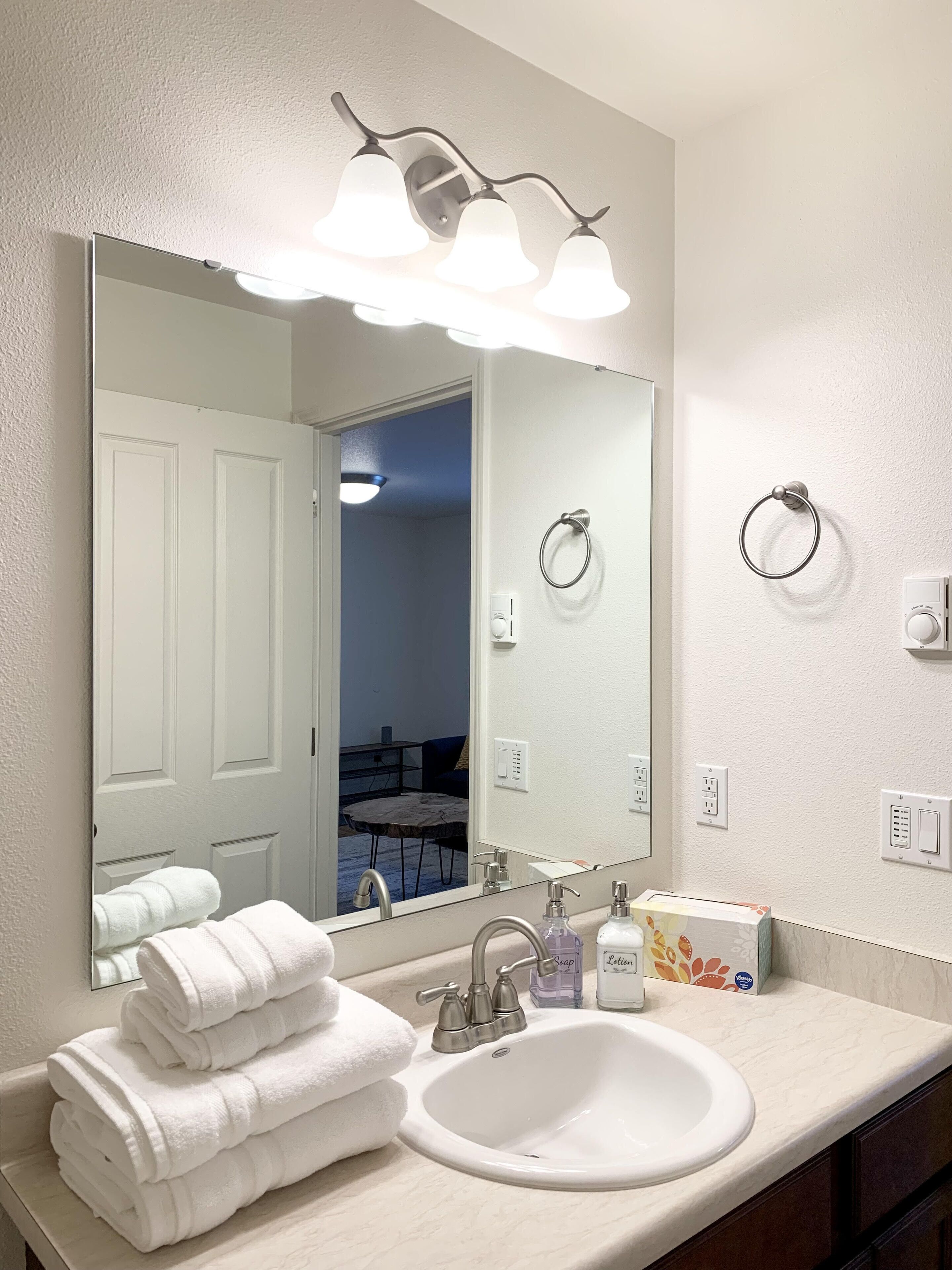 Ensemble douche/baignoire, sèche-cheveux, serviettes fournies, savon