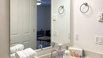 Ensemble douche/baignoire, sèche-cheveux, serviettes fournies, savon