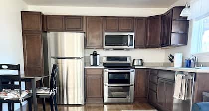 Cozy & Clean 1 Bedroom Apartment - Free Parking