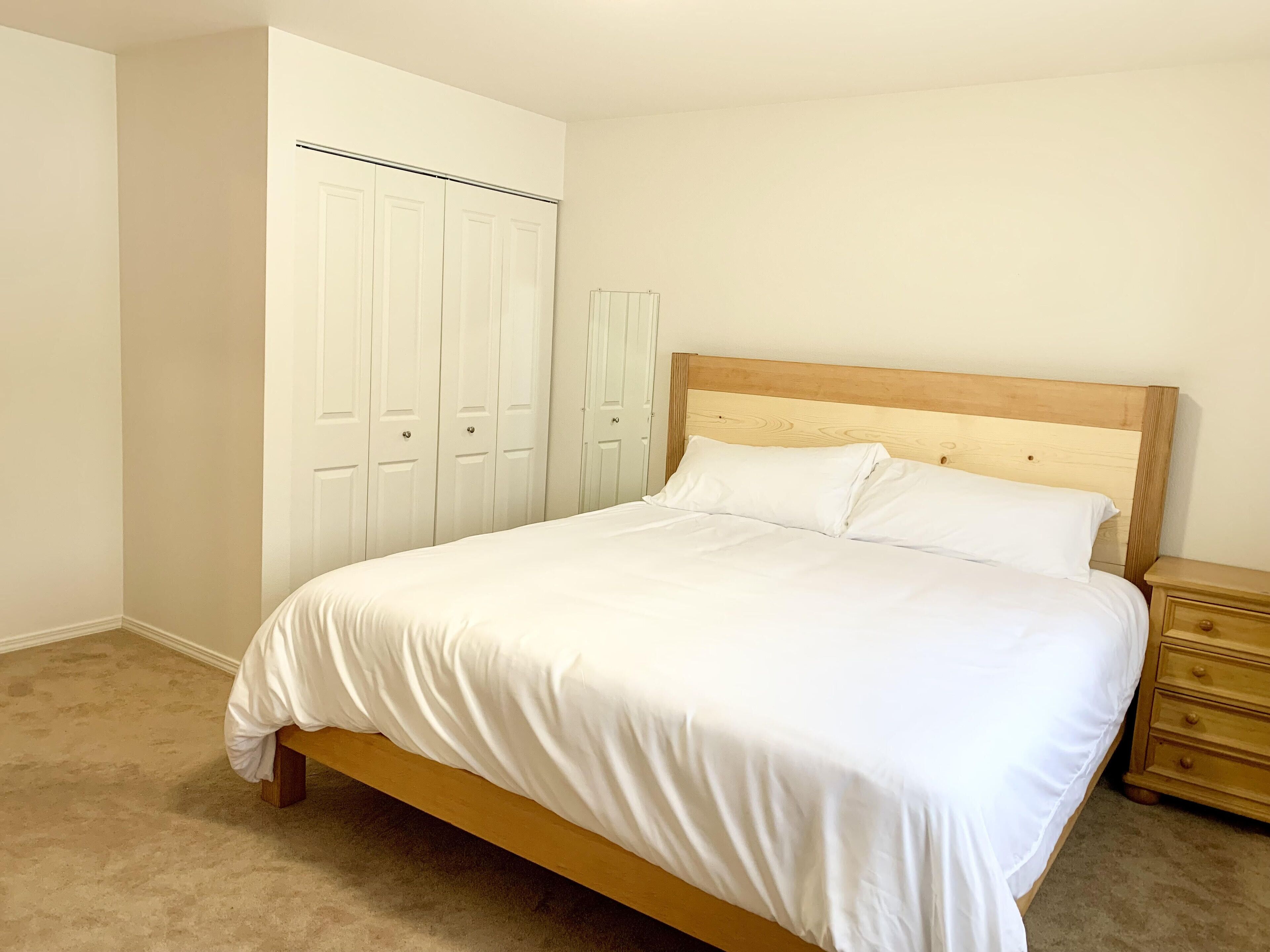 1 chambre, bureau, fer et planche à repasser, lit parapluie