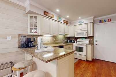 Mid-Island Retreat | 2 Pools, Hot Tub, 10 Har-Tru Courts | 300 Yards to Beach