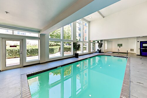 Stylish Belltown Court Gem | Pool, Hot Tub, Sauna, Parking & Rooftop Deck