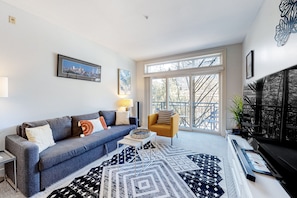 TV - Stylish Belltown Court Gem | Pool, Hot Tub, Sauna, Parking & Rooftop Deck (Seattle)
