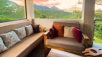 Una Smart TV, una chimenea