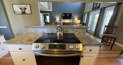 New family & pet friendly Farmhouse*Equine retreat*Allen House centrally located