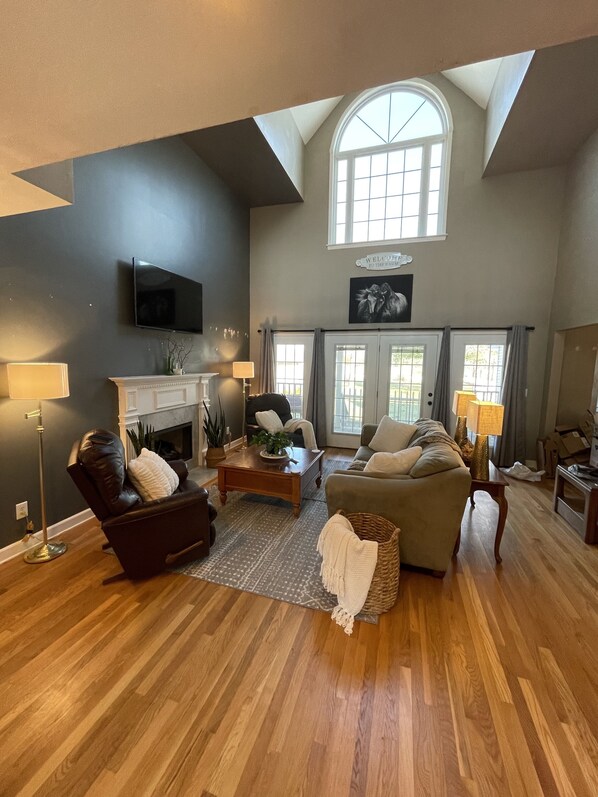 Smart TV, chimenea, reproductor de DVD y futbolito 