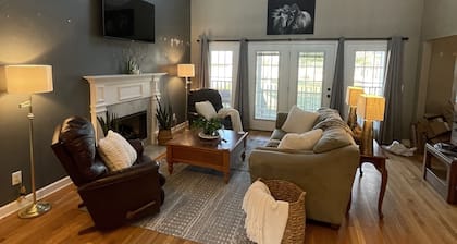 Family&Pet friendly Farmhouse, Equine retreat, Fenced yard, Central Location!