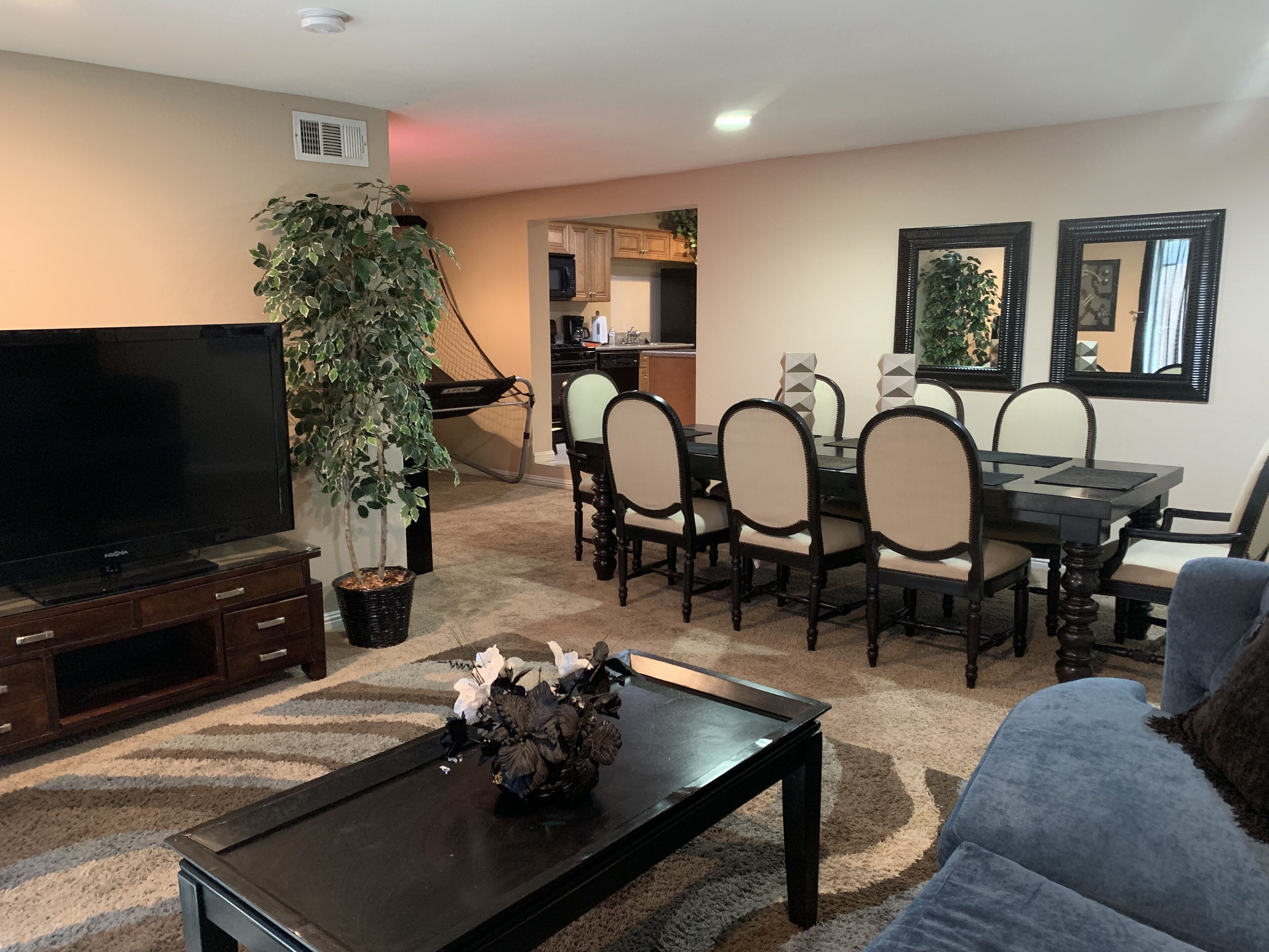 POOL- CLOSE TO STRIP/CONVENTION CENTER- SLEEPS 16+