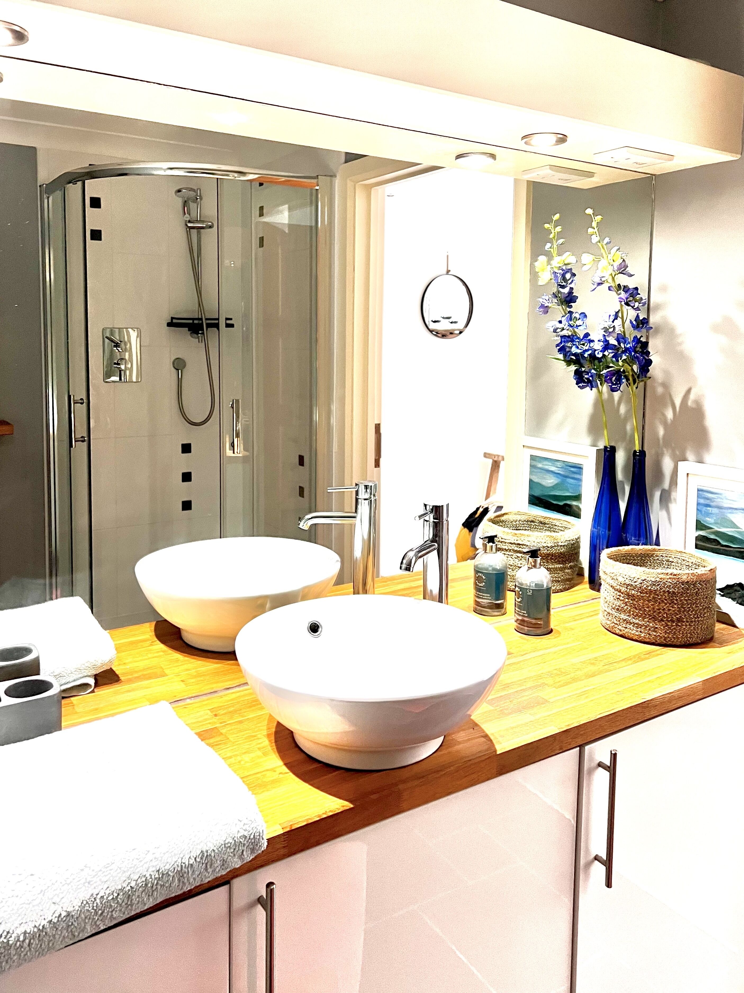 modern apartment for 2, ensuite, kitchen,  with parking, in wooded valley.