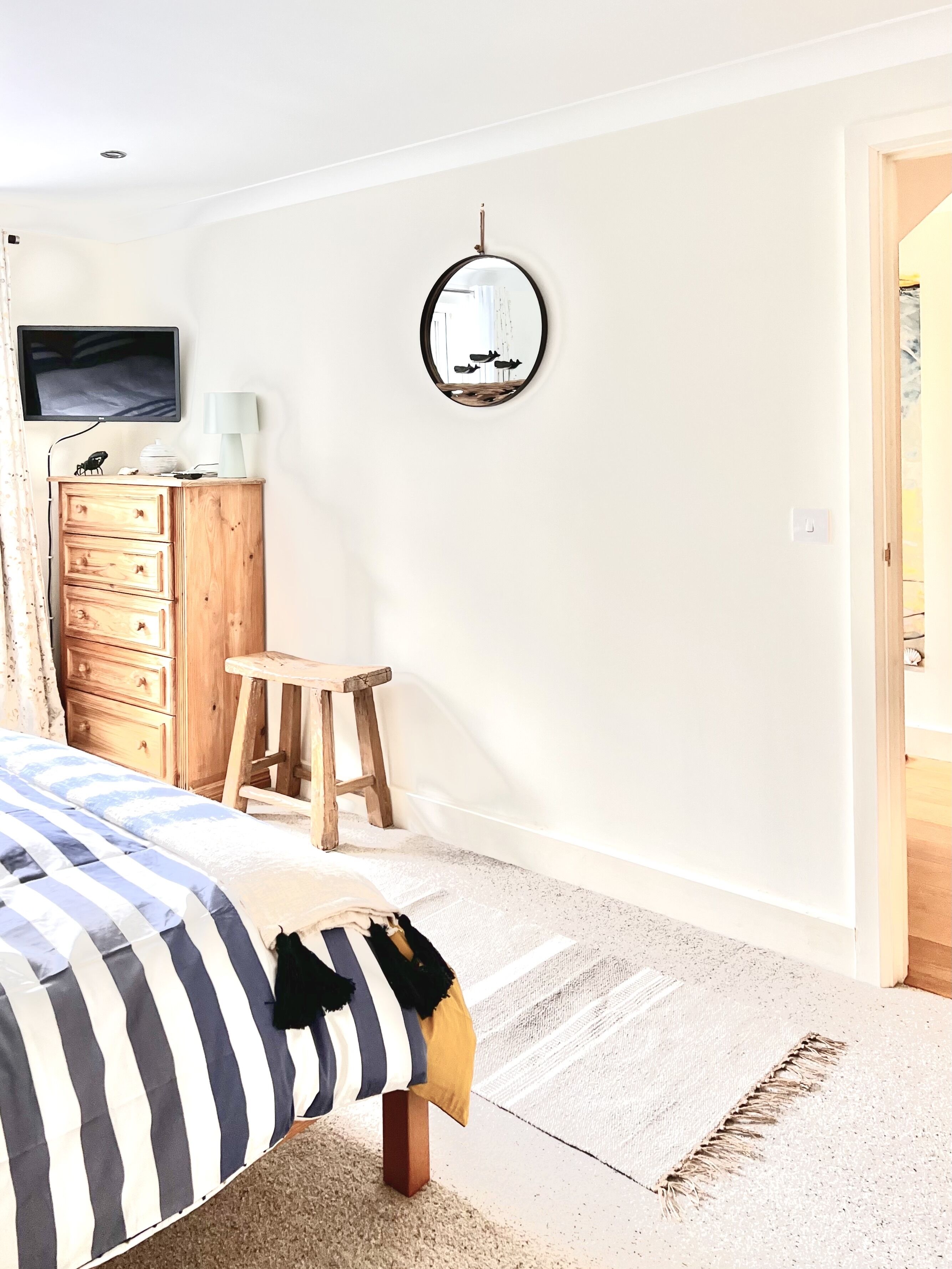 modern apartment for 2, ensuite, kitchen,  with parking, in wooded valley.