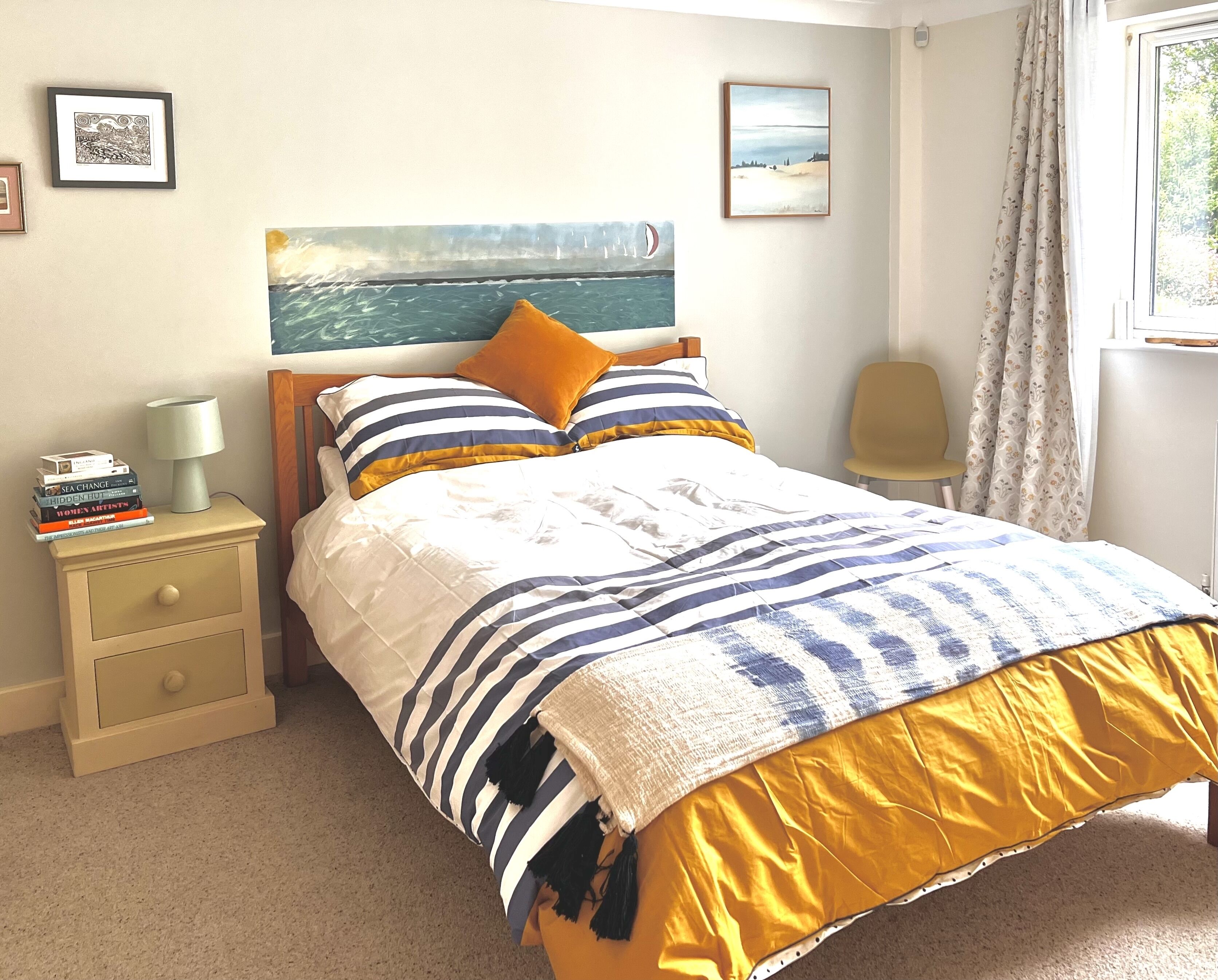 modern apartment for 2, ensuite, kitchen,  with parking, in wooded valley.