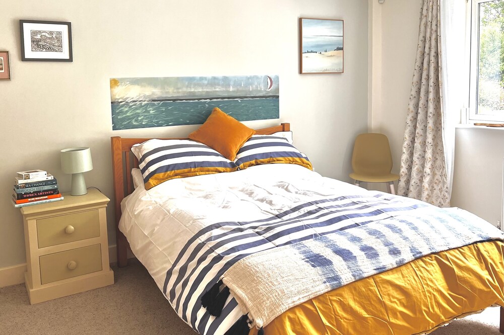 modern apartment for 2, ensuite, kitchen, with parking, in wooded valley.