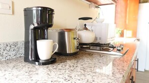Réfrigérateur, micro-ondes, plaque de cuisson, cafetière/bouilloire
