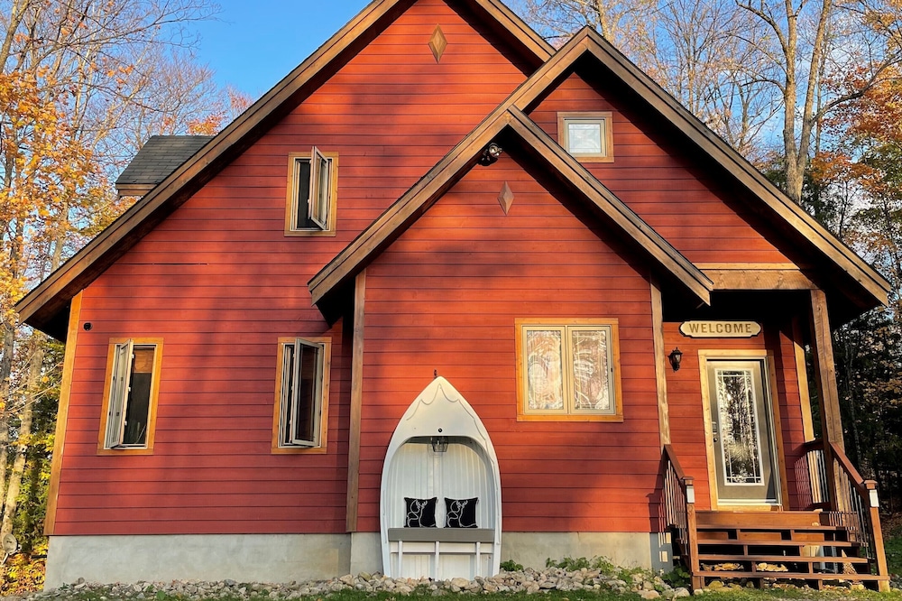 Family Friendly*Sir Sam's Ski/Ride*Viewing Tower*Hot tub* Sauna*Firepit