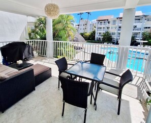 Outdoor dining - Playa Turquesa A-202, private beach, free beach chairs, wifi, best location (Punta Cana)