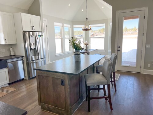 Newly Built: Gorgeous Pagosa Peak View Lakefront House