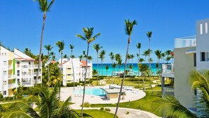Ein Resort mit Swimmingpool, Palmen und Meerblick.