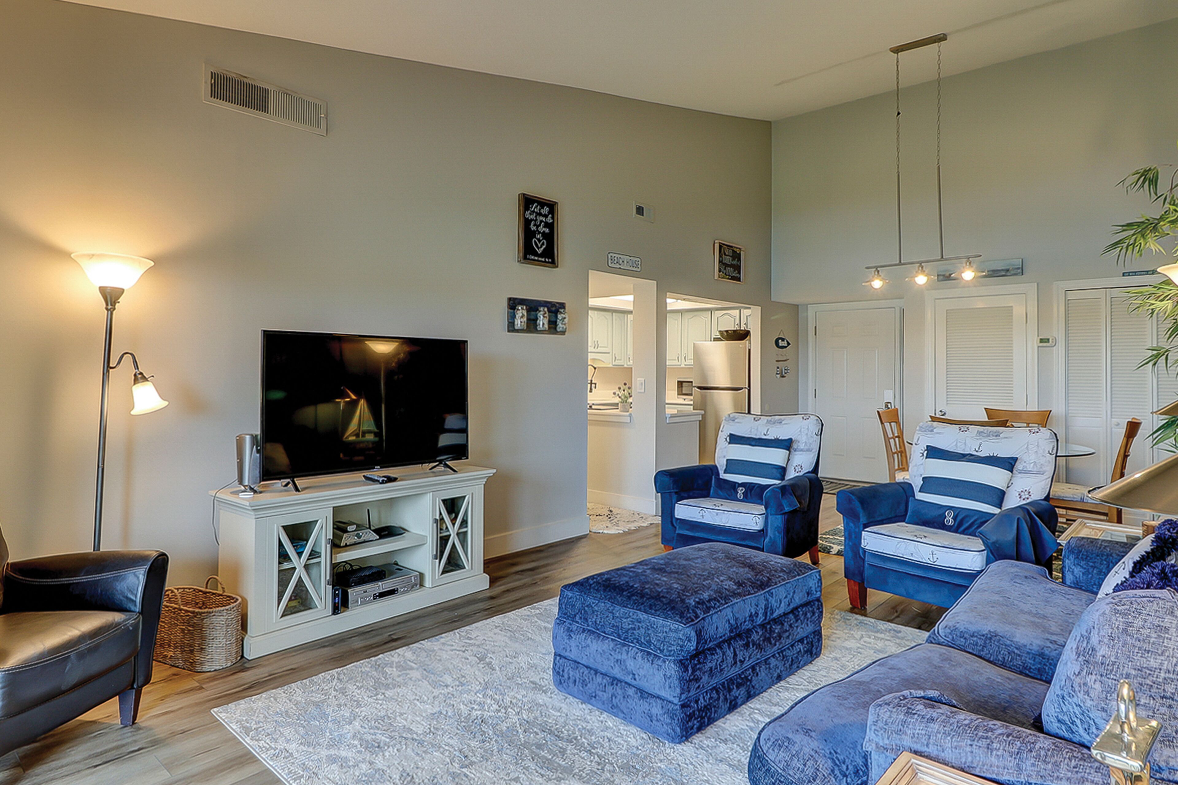 Coastal charmer with cove-front balcony, trolley - walk to beach