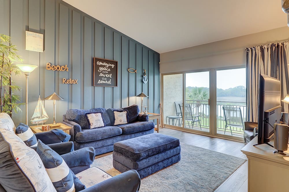 Coastal charmer with cove-front balcony, trolley - walk to beach