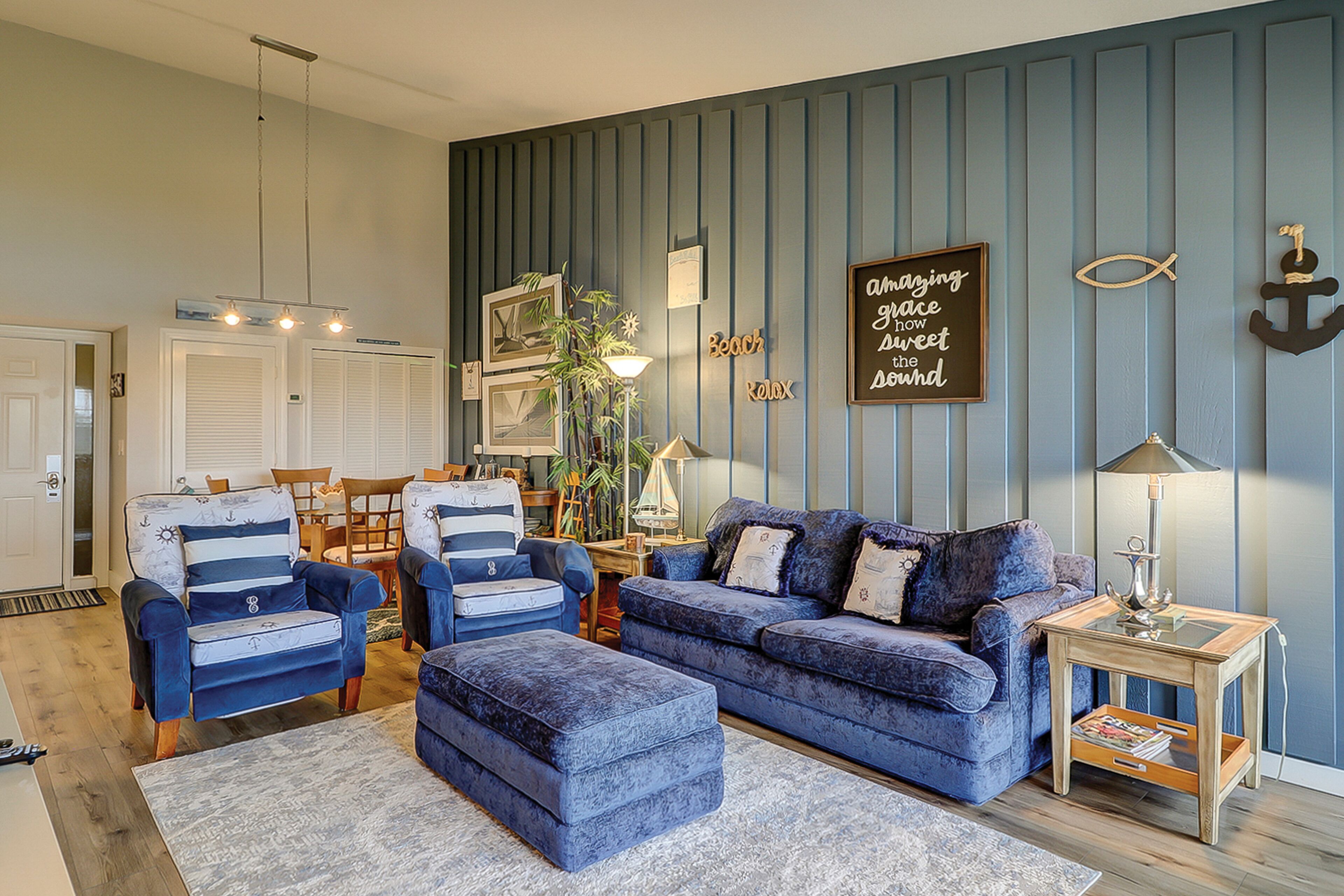 Coastal charmer with cove-front balcony, trolley - walk to beach