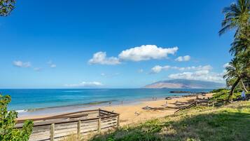 Plage à proximité, chaises longues, serviettes de plage