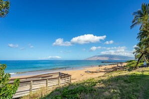 Beach nearby, sun loungers, beach towels - THREE BEDROOM UNIT AT KAMAOLE SANDS-BRING THE GRANDPARENTS! (Kihei)