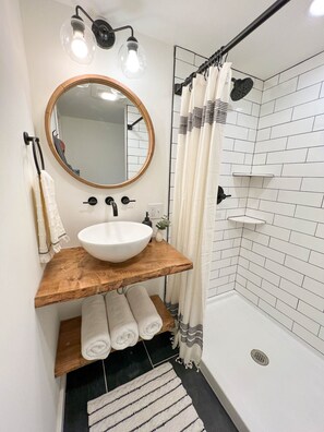 Badewanne, Haartrockner, Handtücher, Toilettenpapier
