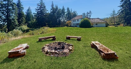 Designer bay-view estate with home office, beach nearby