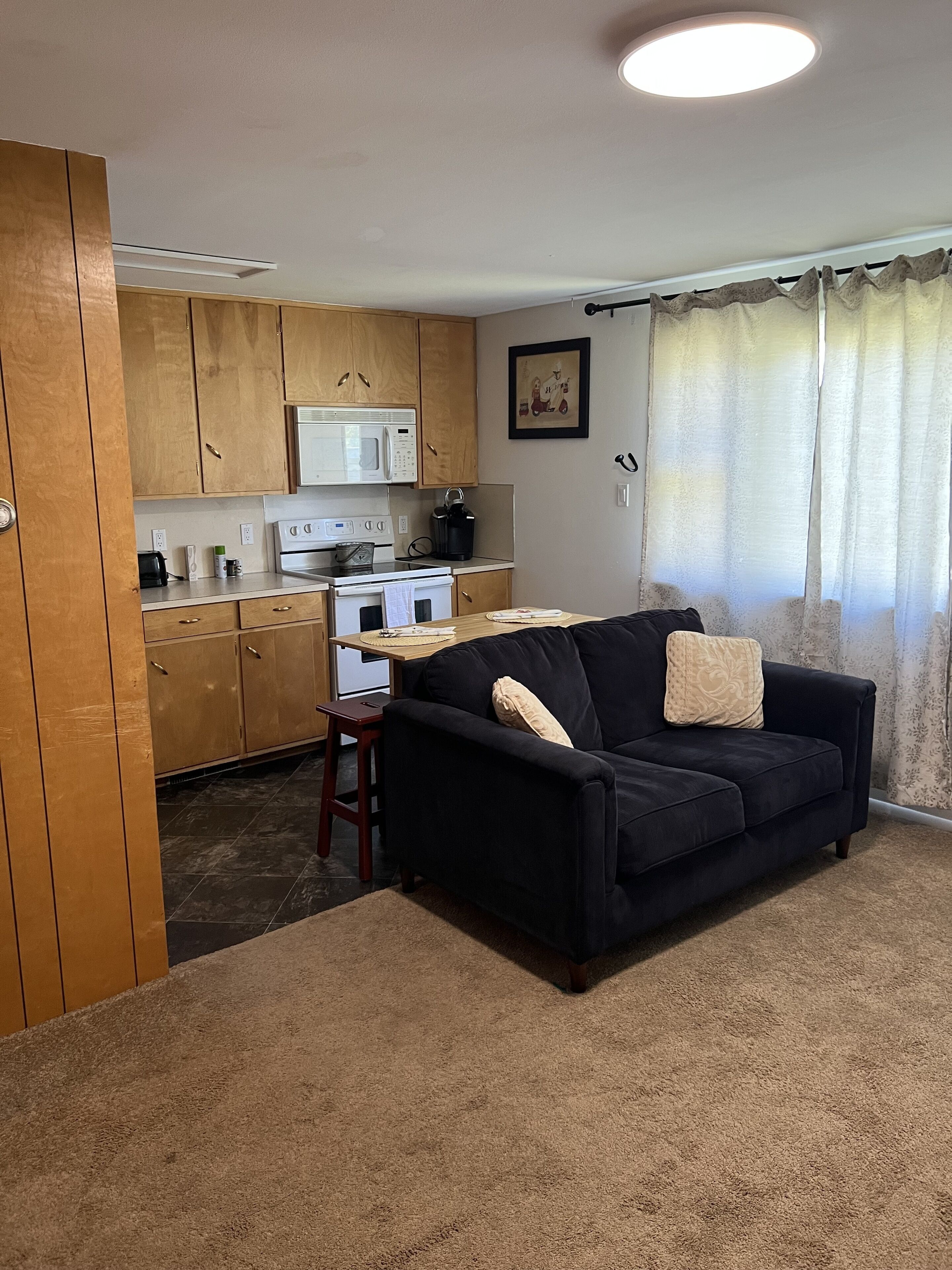 Adorable 1 bedroom, 2 blocks from historic downtown.