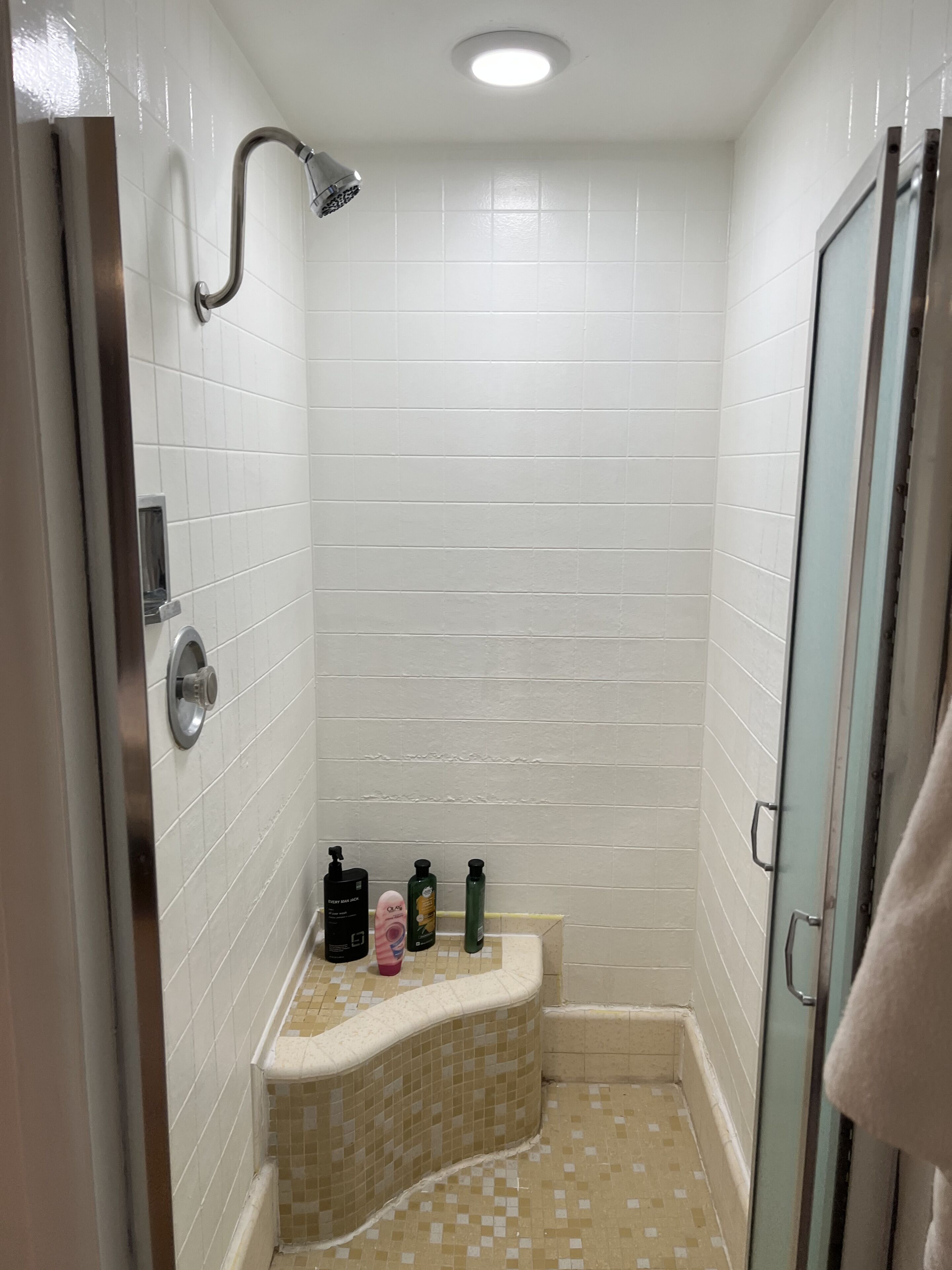 Suihku, hiustenkuivaaja, pyyhkeet, saippua