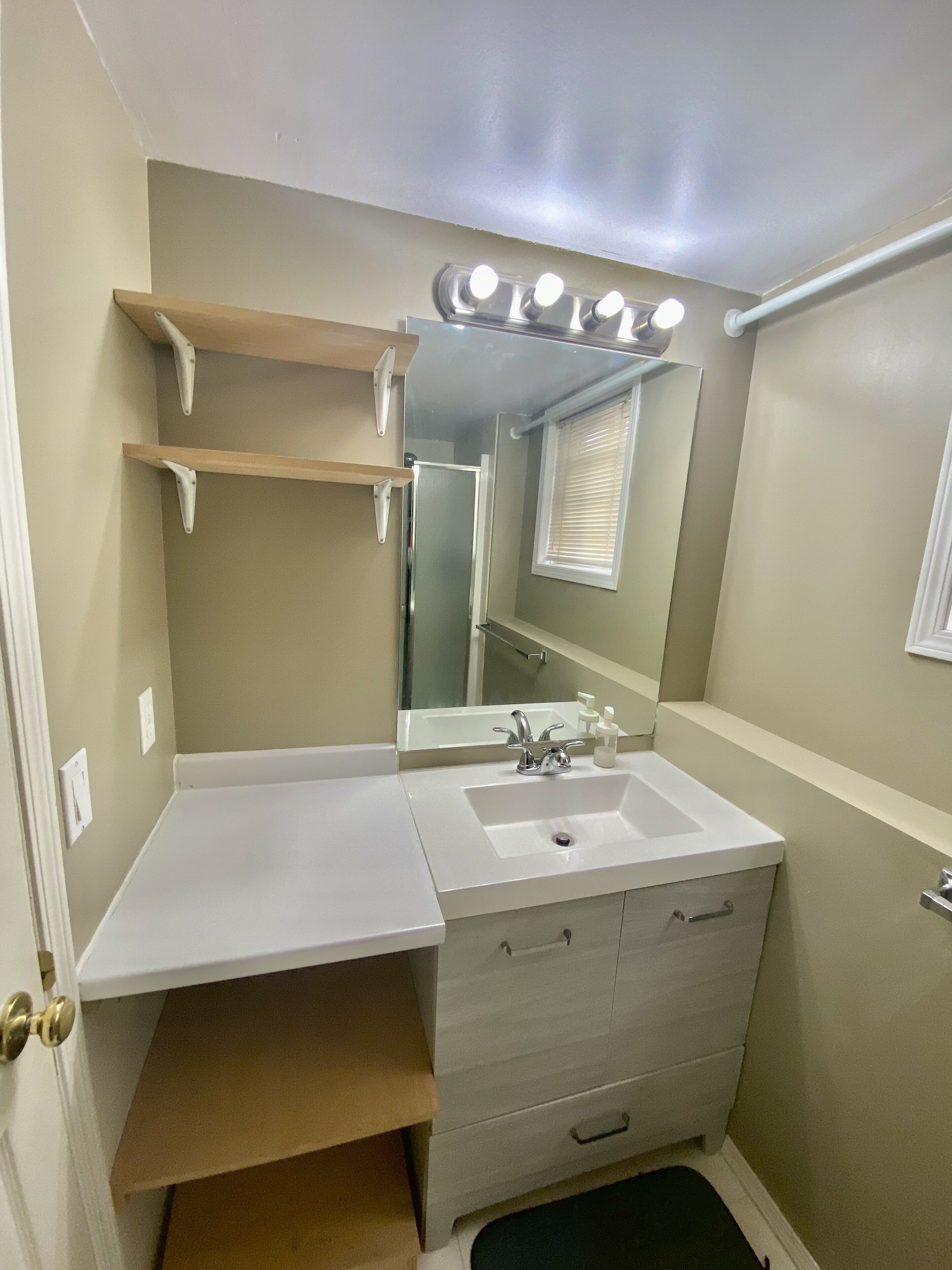 Close to Airport: Beautiful Two Bedroom Guest Suite