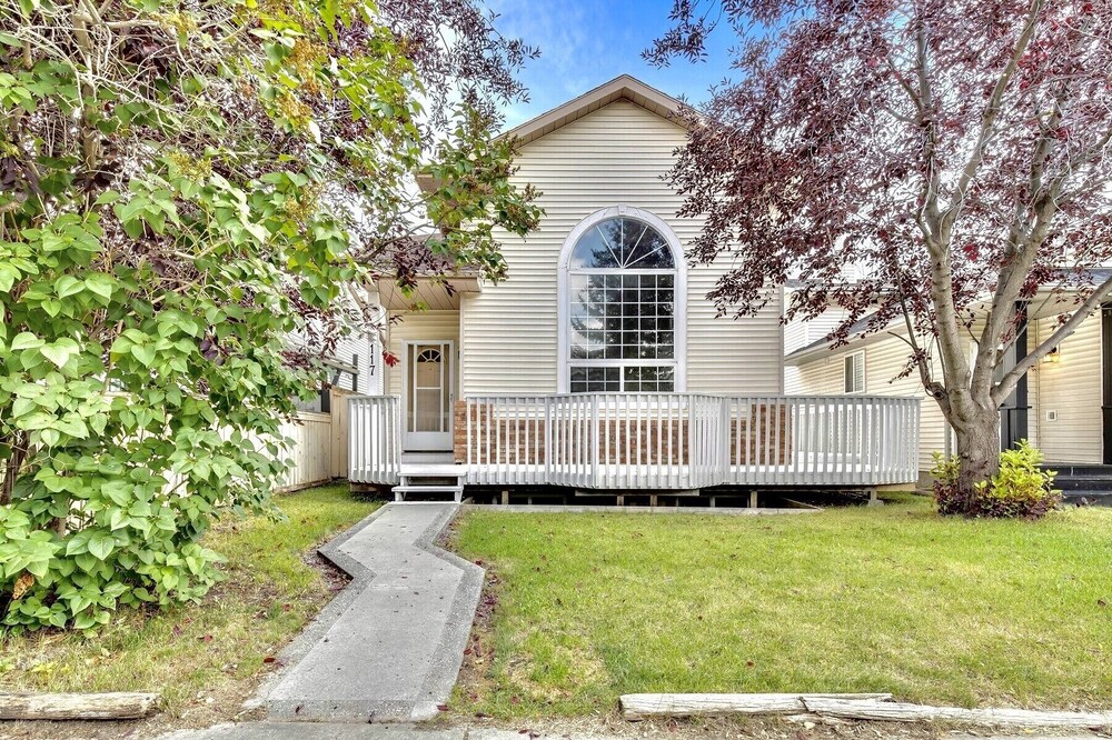 Close to Airport: Beautiful Two Bedroom Guest Suite