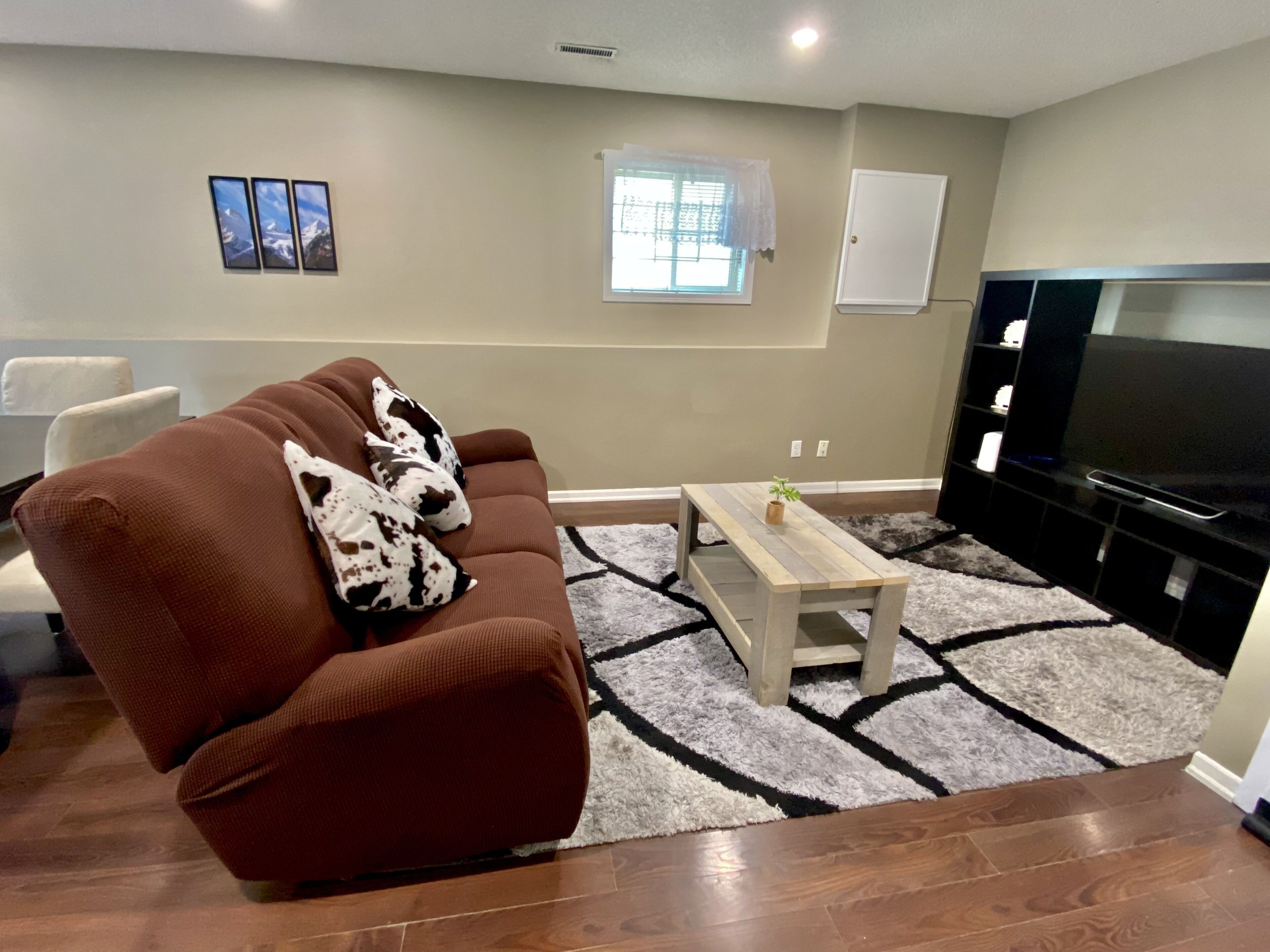 Close to Airport: Beautiful Two Bedroom Guest Suite