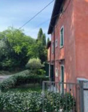 Property grounds - Bencio house with garden and free parking (Colà)