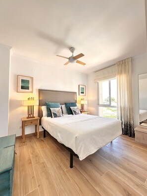 2 slaapkamers, een strijkplank/strijkijzer, gratis wifi, beddengoed